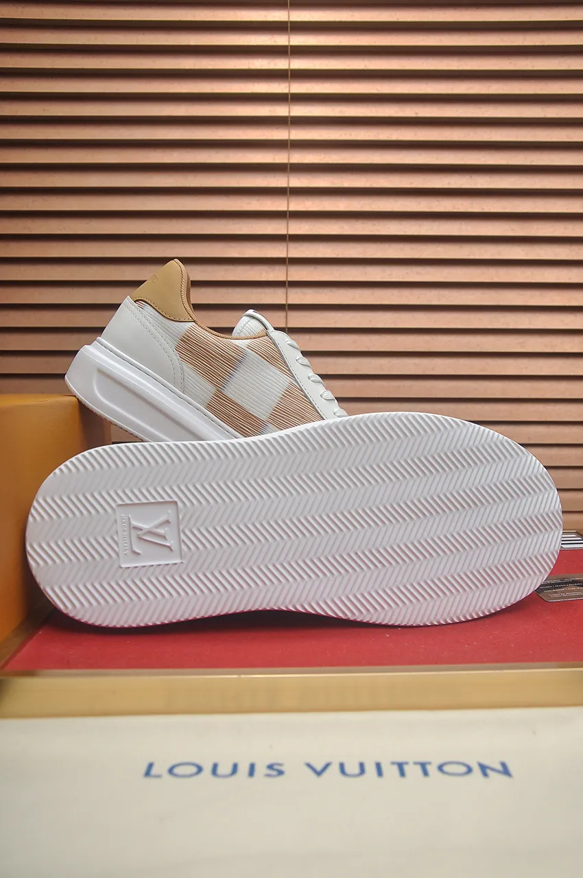 Men's men's shoes 💰640💶Original development, quality shipping, welcome to compare - LV sneaker series sports shoes introduce the loose silhouette of the ready-to-wear series into the spring and summer men's wear shows and make an eye-catching appearance. The cow leather upper is combined with rough fabric laces, and colorful beading highlights the brand's classic elements. LV letters mark the tongue and Monogram floral outsole. Mixed materials Made of top-grain cowhide, thick shoelace design, large Monogram print on the side, mesh lining and cotton feet, the comfort is as extreme as ever, premium heritage, quality first, worth owning! Size: Men’s 38-45 (45 is custom-made and cannot be returned or exchanged)